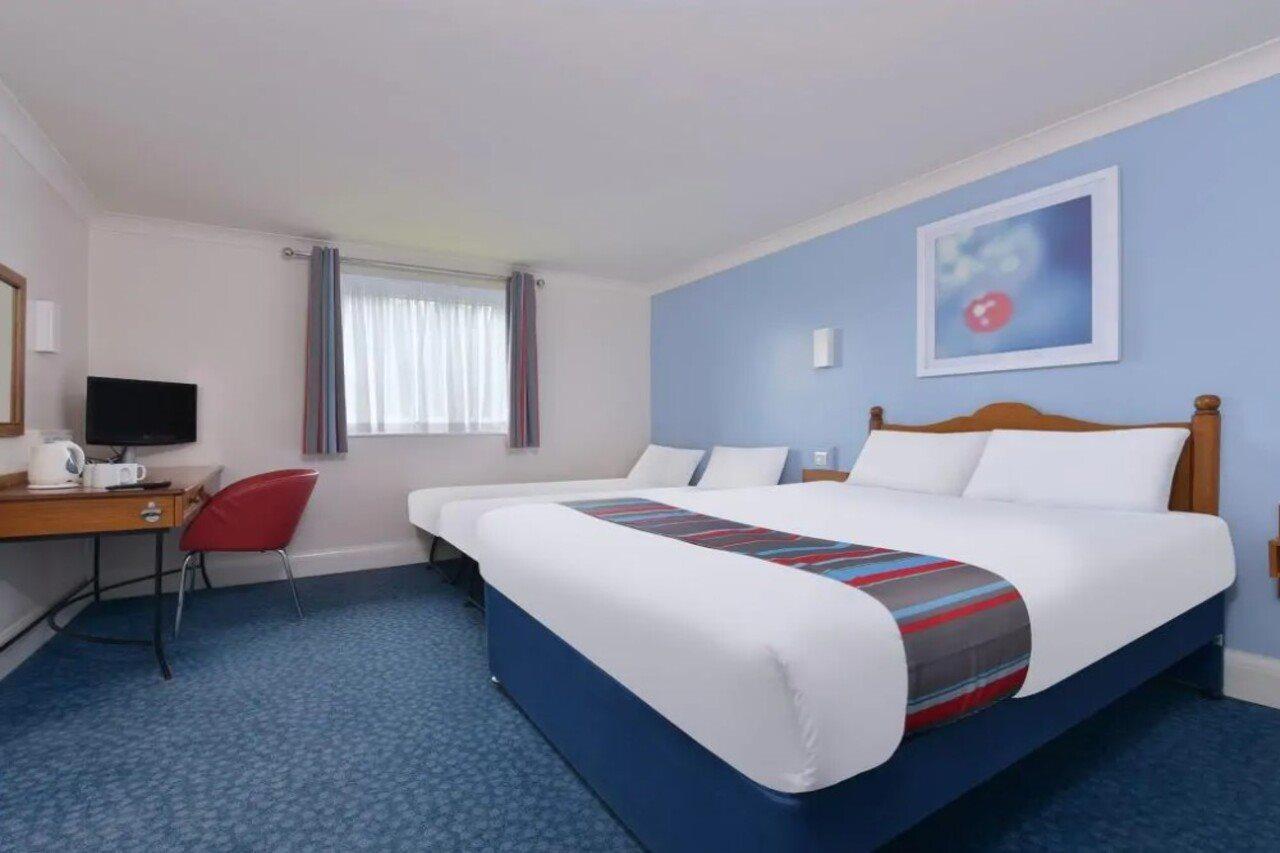 Travelodge Cardiff Airport Бари Екстериор снимка