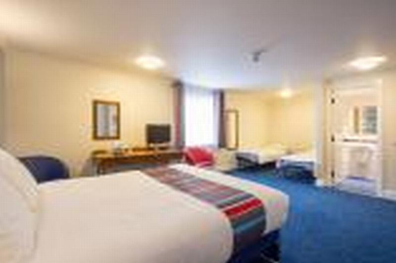 Travelodge Cardiff Airport Бари Екстериор снимка