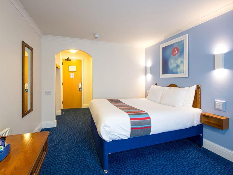 Travelodge Cardiff Airport Екстериор снимка