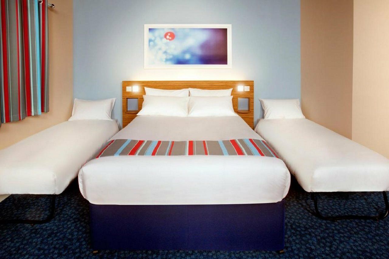 Travelodge Cardiff Airport Бари Екстериор снимка
